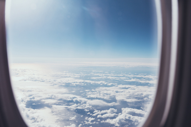 вид на блакитне хмарне небо з вікна літака
 - Фото, зображення