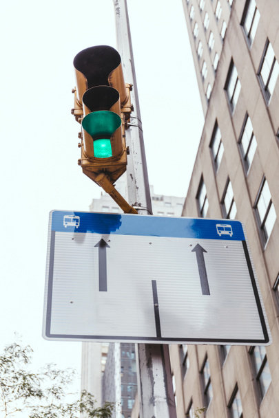 városi jelenet épületek, közlekedési lámpa és közúti jel-ban new york city, Amerikai Egyesült Államok - Fotó, kép