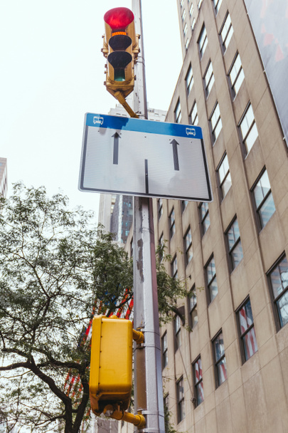 cena urbana com edifícios, semáforo e sinal de estrada na cidade de Nova Iorque, eua
 - Foto, Imagem