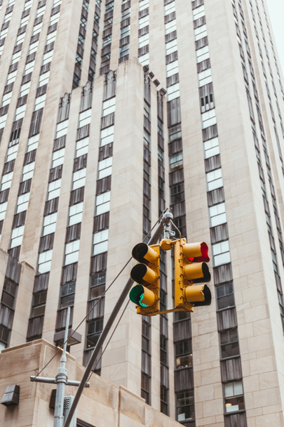 miejski scena z sygnalizacji świetlnej i architektura miasta Nowy Jork, Stany Zjednoczone Ameryki - Zdjęcie, obraz