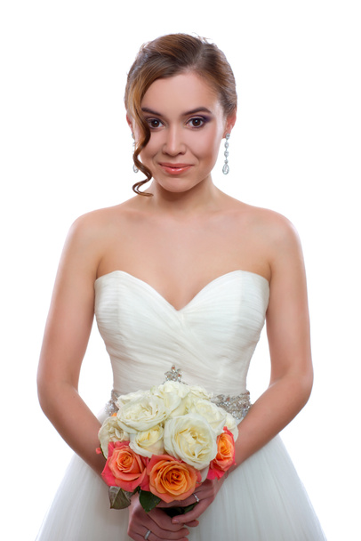 schöne Braut mit einem Strauß Rosen - Foto, Bild