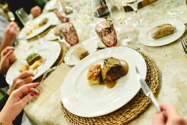 Πρώτο πιάτο που σερβίρεται στο τραπέζι κατά τη διάρκεια ενός γάμου. - Φωτογραφία, εικόνα