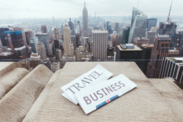 vista de cerca de los periódicos de viaje y de negocios y de la ciudad de Nueva York
 - Foto, Imagen