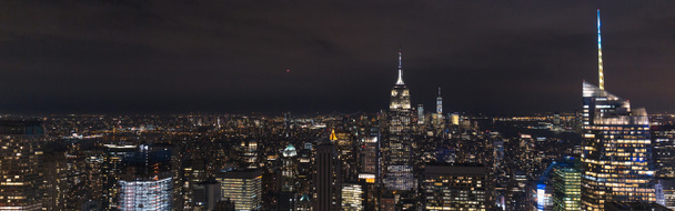 vista panorámica de edificios y luces nocturnas de la ciudad en Nueva York, EE.UU.
 - Foto, imagen