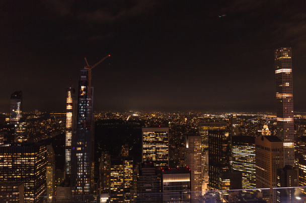 Widok z lotu ptaka budynków i nocne światła miasta w Nowym Jorku, Stany Zjednoczone Ameryki - Zdjęcie, obraz
