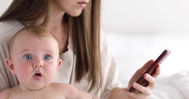 Μητέρα με μικρή κόρη χρησιμοποιεί smartphone - Πλάνα, βίντεο