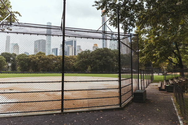 vista panoramica del parco giochi e degli edifici sullo sfondo, New York, Stati Uniti
 - Foto, immagini