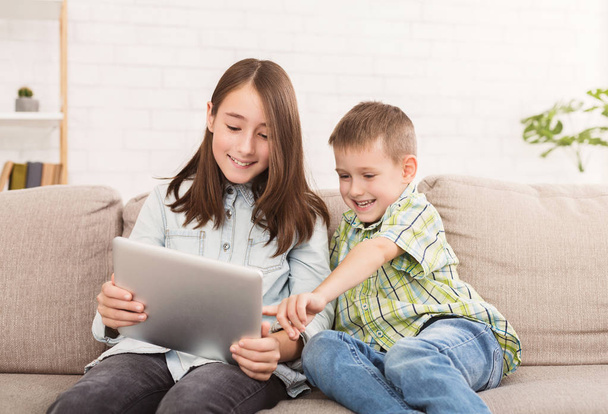 Kız ve erkek kardeş dijital tablet komik film izlerken - Fotoğraf, Görsel