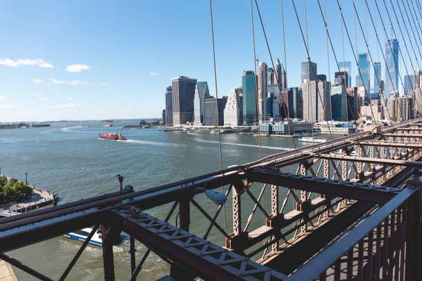 scena urbana di Manhattan dal ponte di Brooklyn a New York, Stati Uniti
 - Foto, immagini