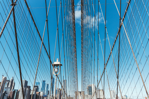 brooklyn puente sobre el cielo azul y fondo Manhattan, Nueva York, EE.UU.
 - Foto, imagen