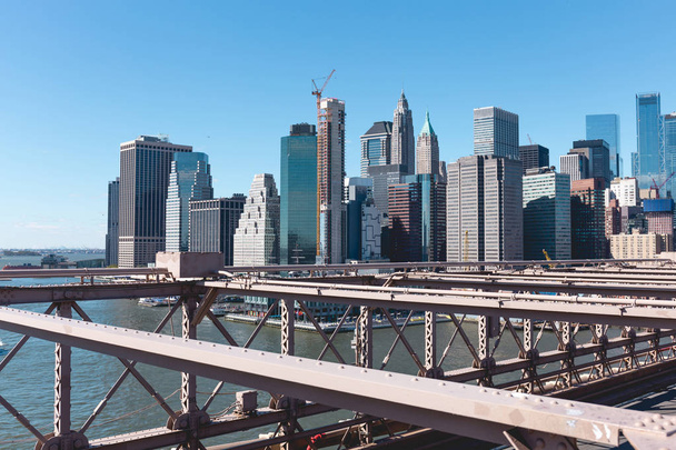 Городская сцена Манхэттена с Бруклинского моста в Нью-Йорке, США
 - Фото, изображение