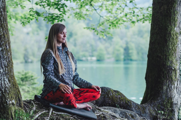  pohled na ženy meditace u jezera    - Fotografie, Obrázek