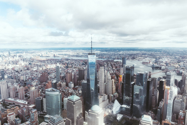Luftaufnahme von New York City Wolkenkratzer und bewölkten Himmel, USA - Foto, Bild