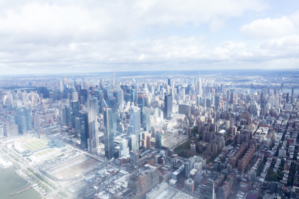 Widok z lotu ptaka drapaczy chmur w Nowym Jorku i pochmurnego nieba, Stany Zjednoczone Ameryki - Zdjęcie, obraz