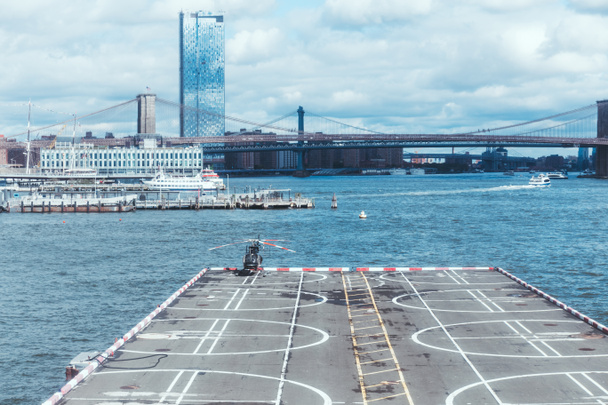 Манхэттен и Бруклинский мост в Нью-Йорке, США
 - Фото, изображение