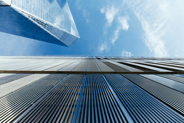 вид снизу на небоскребы и облачное небо, Нью-Йорк, США
 - Фото, изображение