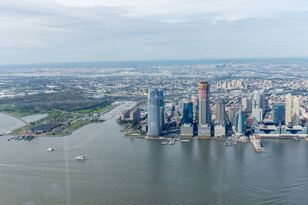 ニューヨークのビルと大西洋、アメリカの空撮 - 写真・画像