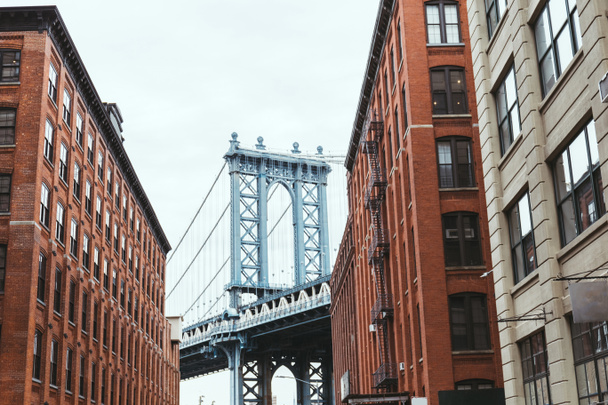 scène urbaine avec bâtiments et pont de Brooklyn à New York, Etats-Unis
 - Photo, image