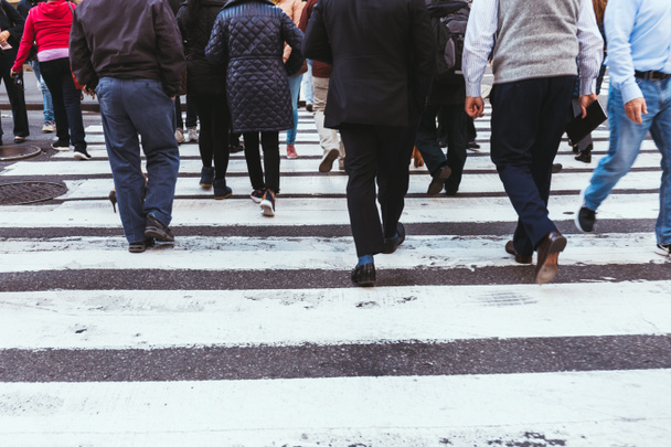 частковий вид на людей, що перетинають дорогу в Нью-Йорку, США
 - Фото, зображення