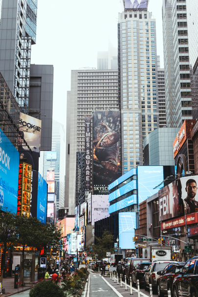 TIMES SQUARE, NEW YORK, USA - OCTOBER 8, 2018: urban scene with crowded times square in new york, usa - Foto, immagini