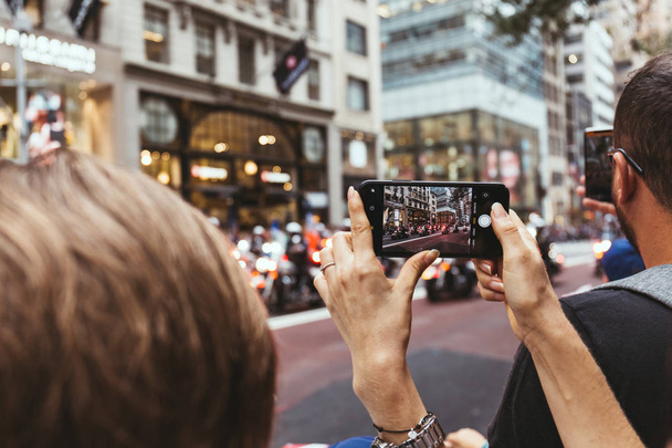 NEW YORK, USA - OCTOBER 8, 2018: woman taking picture of city parade on street in new york, usa - Foto, afbeelding