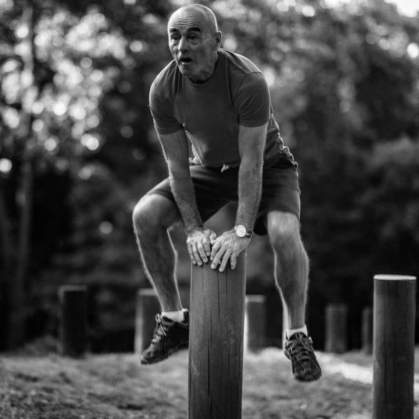 Hombre mayor haciendo ejercicio al aire libre en el parque público
 - Foto, imagen