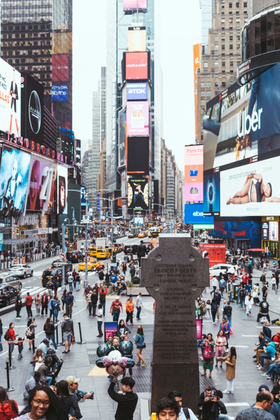 TIMES SQUARE, NEW YORK, USA - OCTOBER 8, 2018: urban scene with crowded times square in new york, usa - Zdjęcie, obraz