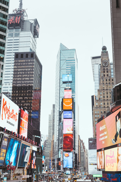 TIMES SQUARE, NEW YORK, USA - OCTOBER 8, 2018: skyscrapers and billboards on times square in new york, usa - Valokuva, kuva