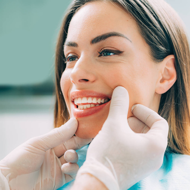 Young smiling woman with beautifiul teeth, having a dental inspection - Valokuva, kuva