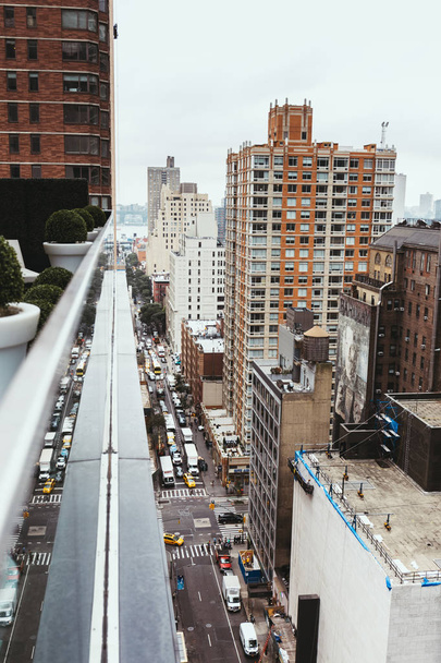 NEW YORK, USA - OCTOBER 8, 2018: view over new york skyscrapers and cars, usa - Zdjęcie, obraz
