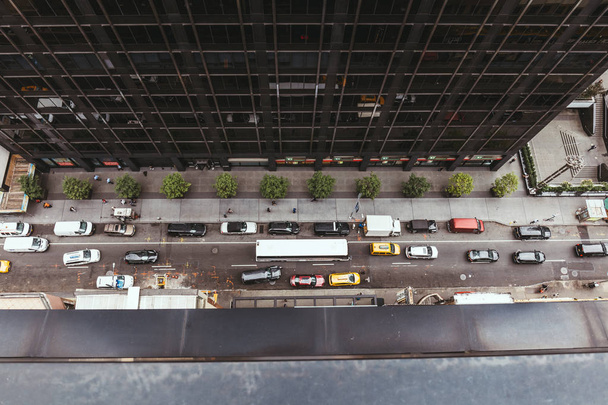 NEW YORK, USA - OCTOBER 8, 2018: view from above over vehicles on new york street, usa  - Foto, afbeelding