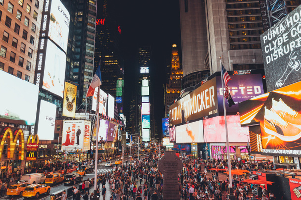 TIMES SQUARE, NEW YORK, USA - OCTOBER 8, 2018: urban scene with crowded times square in new york at night, usa - Valokuva, kuva