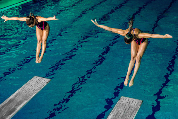 Dois mergulhadores do sexo feminino em treinamento ou em competição
.  - Foto, Imagem