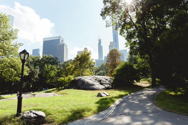NEW YORK, USA - OCTOBER 8, 2018: scenic view of skyscrapers and city park in new york, usa - Фото, изображение