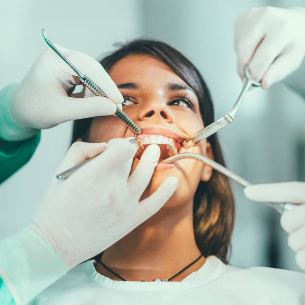 junge Frau bei einer Zahnuntersuchung - Foto, Bild