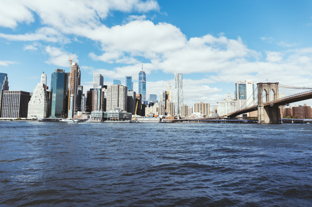Manhattan, Nowy Jork, Usa - zm. 8 października 2018: piękny widok zachmurzony most niebo, manhattan i brooklyn w Nowym Jorku, Stany Zjednoczone Ameryki - Zdjęcie, obraz
