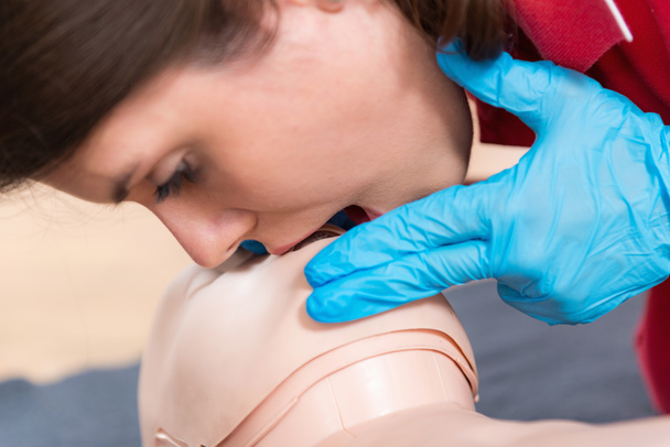 Szkolenia pierwszej pomocy - resuscytacji krążeniowo-oddechowej. Kurs pierwszej pomocy na cpr manekina - Zdjęcie, obraz