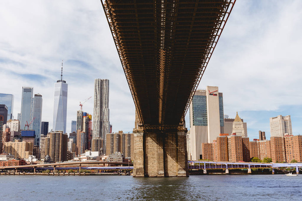 MANHATTAN, NEW YORK, USA - OCTOBER 8, 2018: manhattan and brooklyn bridge in new york, usa - Фото, изображение