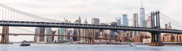 НЬЮ-ЙОРК, США - 8 октября 2018 года: панорамный вид на Манхэттен и Бруклинский мост в Нью-Йорке, США
 - Фото, изображение