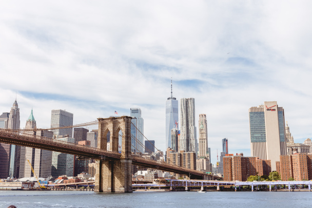 MANHATTAN, NEW YORK, USA - OCTOBER 8, 2018: beautiful view of manhattan and brooklyn bridge in new york, usa - Фото, изображение
