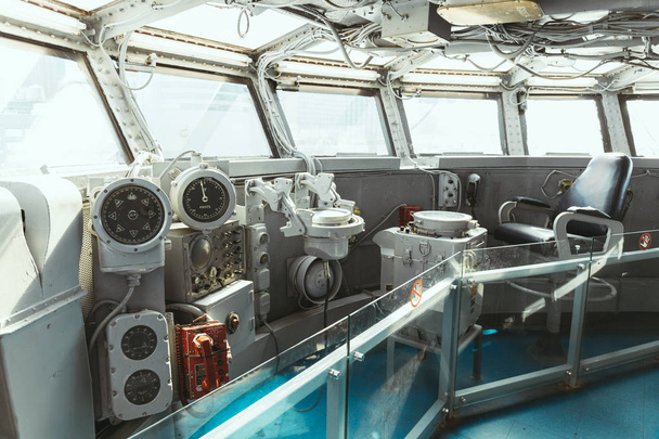 NEW YORK, USA - OCTOBER 8, 2018: close up view of empty captain chair and marine equipment in ship - Foto, afbeelding
