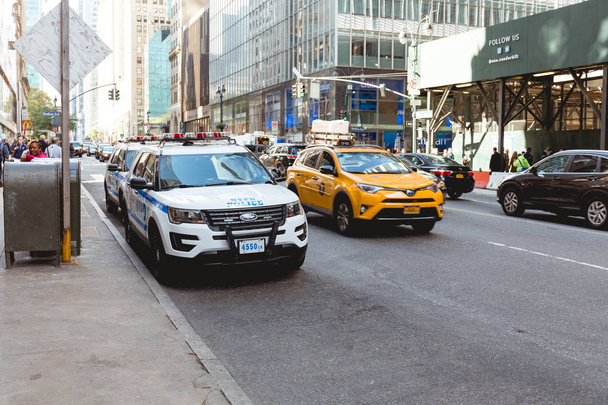 NEW YORK, USA - OCTOBER 8, 2018: urban scene with vehicles on city street of new york, usa - Zdjęcie, obraz