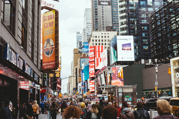 TIMES SQUARE, NEW YORK, USA - OCTOBER 8, 2018: urban scene with crowded times square in new york, usa - Фото, зображення