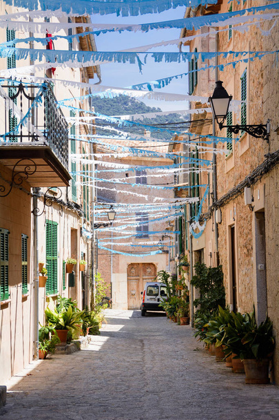 Valldemossa, Mallorca, Balearic Islands, Spain - July 21, 2013: View of the narrow streets of Valldemossa - Valokuva, kuva