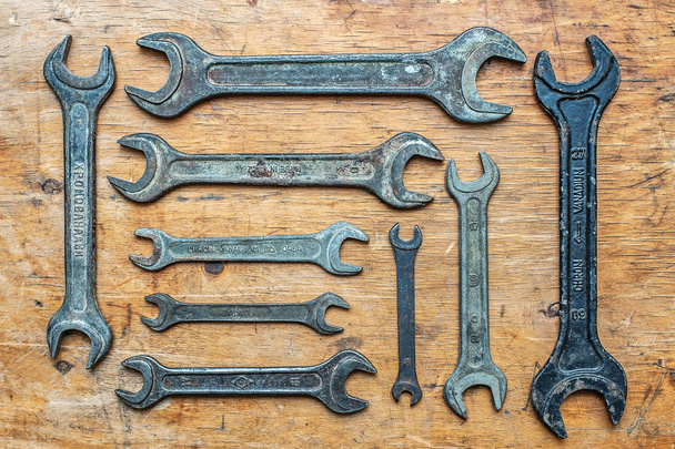 alte Vintage-Schraubenschlüssel auf Holzgrund. Ansicht von oben. - Foto, Bild