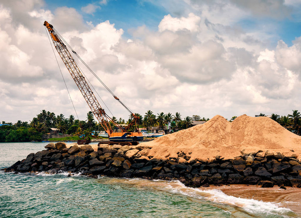 the special crane takes sand from the ocean or sea - Foto, afbeelding