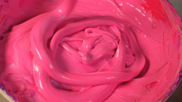 mezclando un nuevo color rosa claro por color blanco puesto color rosa y color púrpura en barril limpio y luego revuelva
 - Imágenes, Vídeo