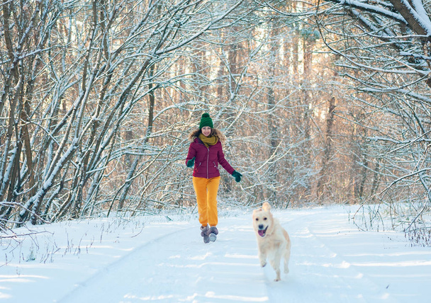 Portrét mladé ženy se psem na zimní procházku. - Fotografie, Obrázek