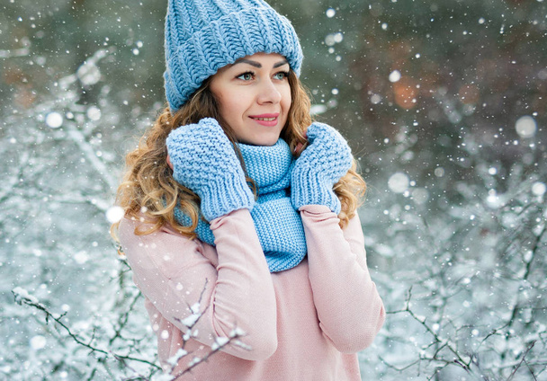 hermosa mujer joven sonriente en invierno al aire libre. Concepto de invierno
 - Foto, imagen