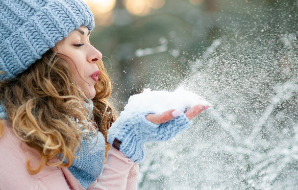 Приваблива молода кучерява жінка в зимовий час на відкритому повітрі
 - Фото, зображення